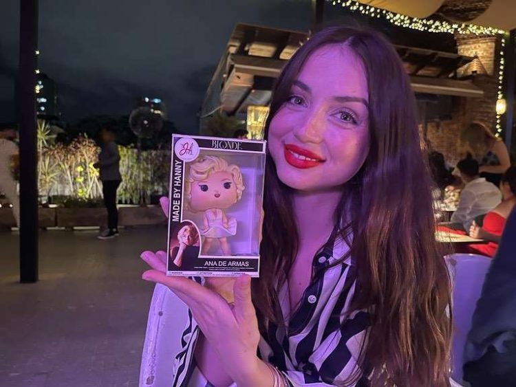 Ana de Armas posa con un peculiar regalo de cumpleaños: una versión funko de ella en "Blonde". Foto: Made by Hanny.