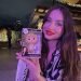 Ana de Armas posa con un peculiar regalo de cumpleaños: una versión funko de ella en "Blonde". Foto: Made by Hanny.