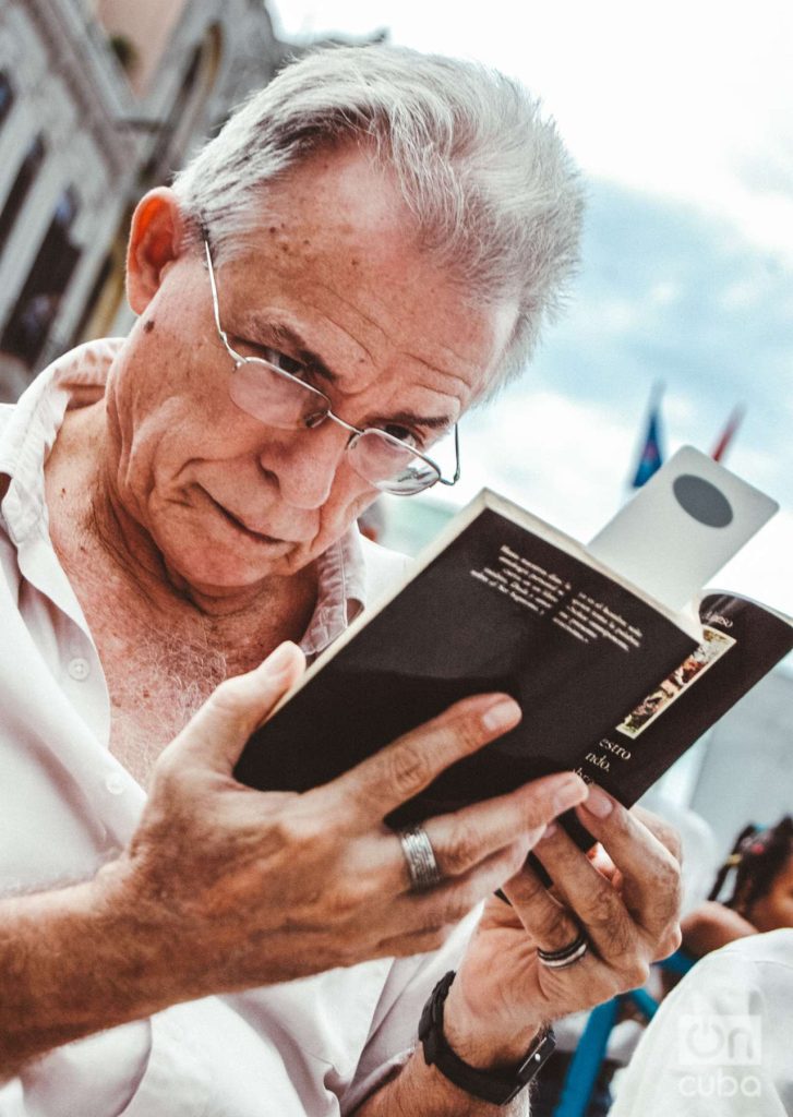 Antón Arrufat leyendo sus poemas. Foto: Kaloian.