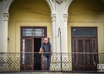 Antón Arrufat, en enero de 2022, en el balcón de su casa. Foto: Kaloian.