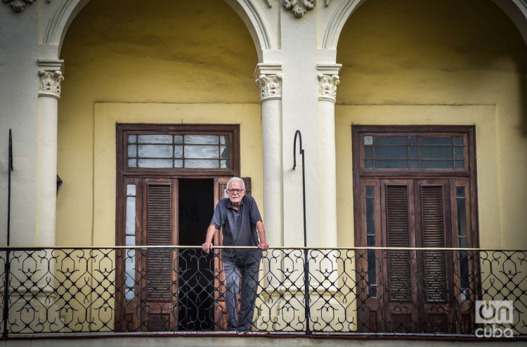 Antón Arrufat, en enero de 2022, en el balcón de su casa. Foto: Kaloian.