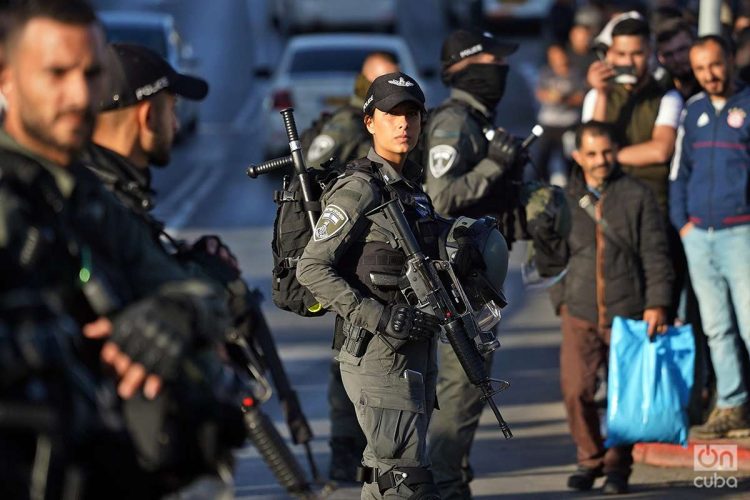 Mujer armada en Jerusalén, Israel. Foto: Alejandro Ernessto.