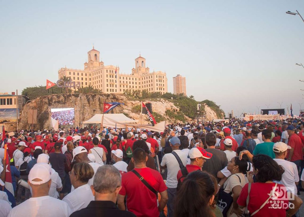 Concentración por el 1 de mayo en áreas del malecón de La Habana. Foto: Otmaro Rodríguez.