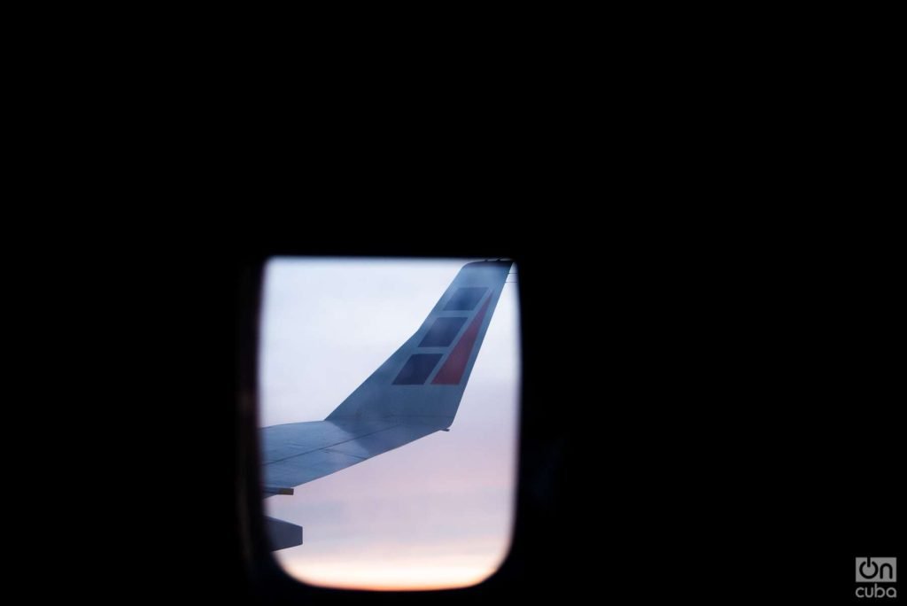 Vista de ala de avión ventanilla cubana de aviación. Foto: Kaloian.