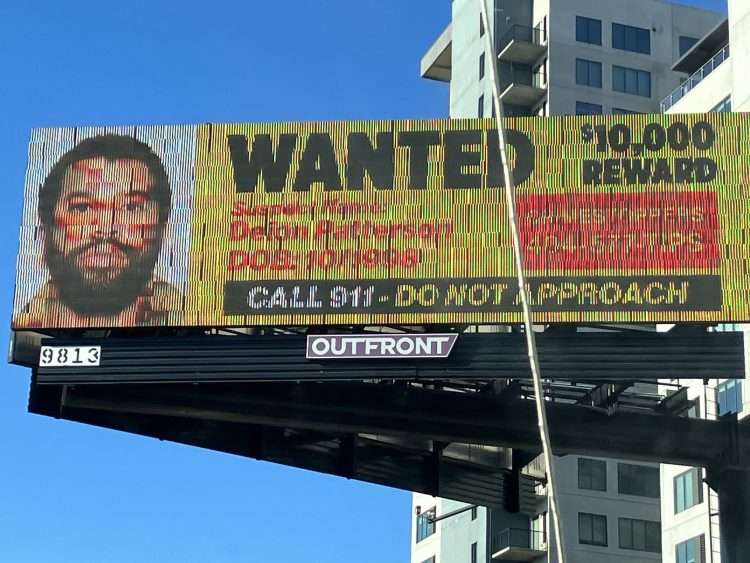 Anuncio colocado en una avenida del condado de Fulton, Atlanta. Foto: CBS News.