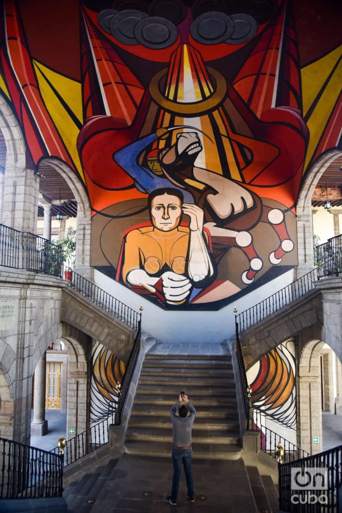  En el SEP también hay murales de otros reconocidos muralistas como David Alfaro Siqueiros. En la escalera principal el mural Patricios y patricidas. Foto: Kaloian.