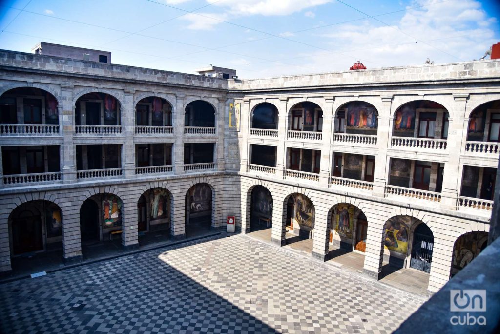 Patio del trabajo en la Secretaría de Educación Pública donde en los corredores están los murales de Diego Rivera. Foto: Kaloian.