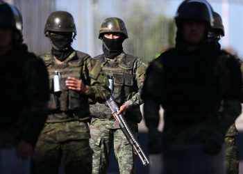 Policías vigilan los exteriores de la sede de la Asamblea Nacional en Quito. El presidente de Ecuador, el conservador Guillermo Lasso, decretó el pasdo miércoles en medio del juicio político en su contra la denominada "muerte cruzada", que disuelve la Asamblea Nacional (Parlamento), de mayoría opositora, y convoca elecciones generales anticipadas, de modo que gobernará mediante decretos hasta que asuma su sucesor. Foto: EFE/ Jose Jacome.