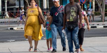 Personas caminando en La Habana. Foto: Otmaro Rodríguez.