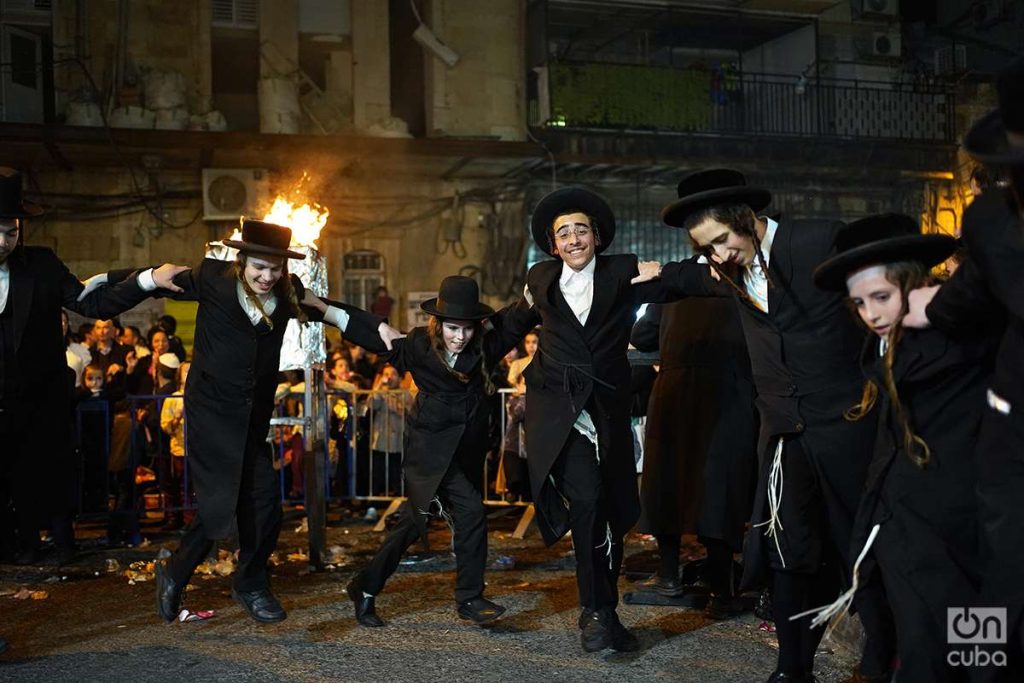 En el Lag Baomer los hombres y los niños bailan, cantan, sonríen, bromean y festejan a lo grande. Foto: Alejandro Ernesto.