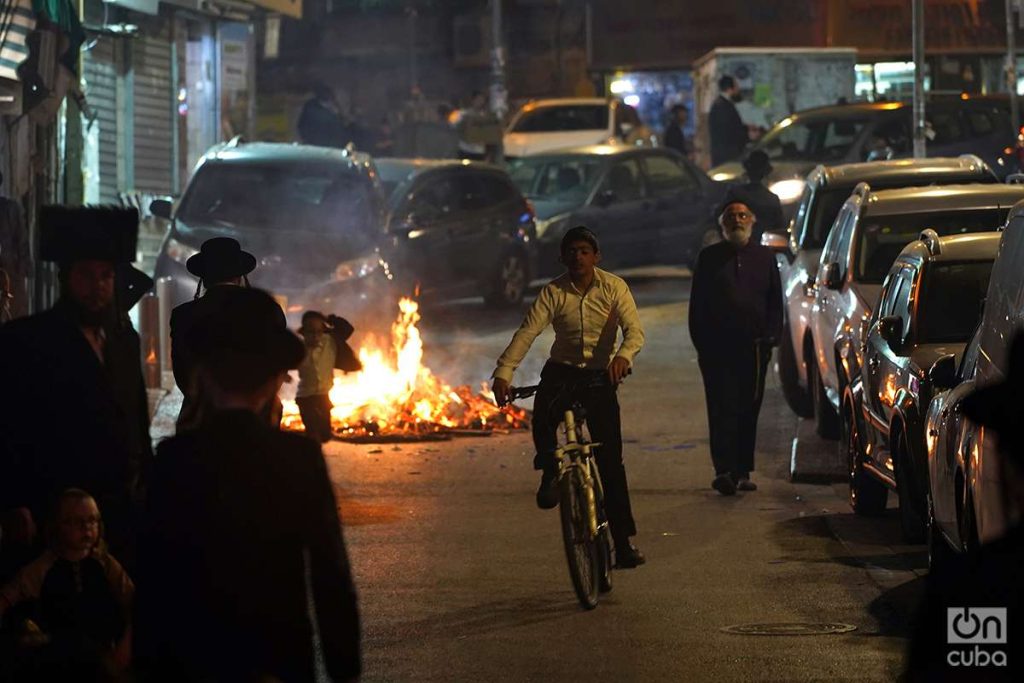 Hay calles cerradas y los autos pitan con insistencia mientras intentan abrirse paso en medio del jolgorio. Foto: Alejandro Ernesto.