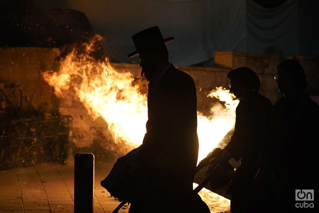 El fuego representa la luz que Bar Yohai trajo al mundo a través de sus enseñanzas. Foto: Alejandro Ernesto.