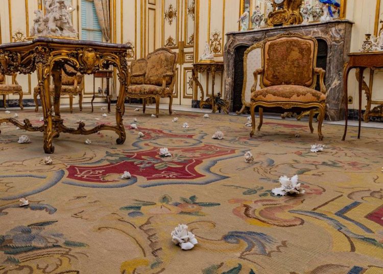 Instalación con rosas de biscuit desprendidas de la corona mortuoria de Catalina Lasa.