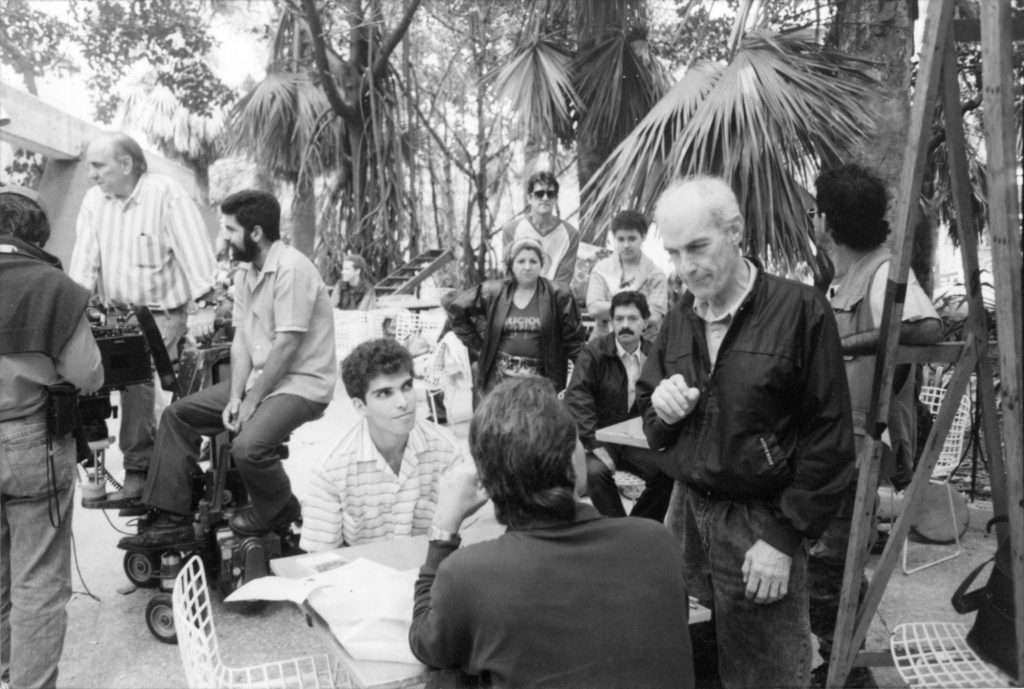 Tomás Gutiérrez Alea imparte instrucciones durante el rodaje de "Fresa y Chocolate". Foto: Cortesía de la familia Perugorría Lafuente.