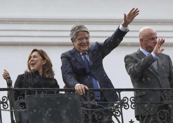 Lasso, junto a su esposa, María de Lourdes Alcívar (i), y su vicepresidente,  Alfredo Borrero (d), entre otros, habla ante sus simpatizantes desde el balcón del Palacio de Carondelet, luego de asistir a la Asamblea Nacional a intervenir durante un juicio político de censura en su contra, en Quito. Foto: José Jácome/ Efe/archivo.