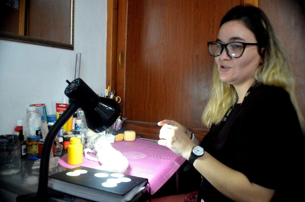 Hanny Valenciaga en su pequeña mesa de trabajo. Foto: Angel Marqués Dolz.