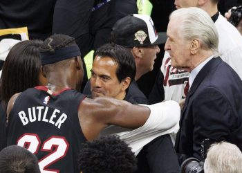 El técnico de Miami, Erik Spoelstra (al centro) abraza a  Jimmy Butler tras la victoria del Heat sobre los Celtics. Foto: CJ Gunther/EFE.