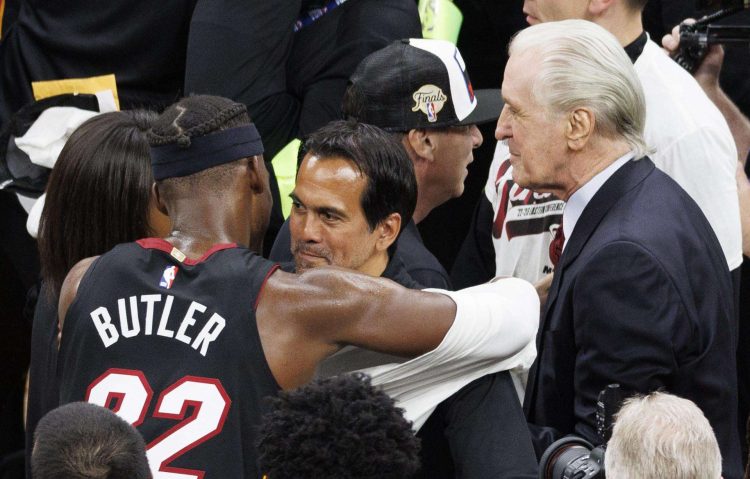 El técnico de Miami, Erik Spoelstra (al centro) abraza a  Jimmy Butler tras la victoria del Heat sobre los Celtics. Foto: CJ Gunther/EFE.