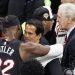 El técnico de Miami, Erik Spoelstra (al centro) abraza a  Jimmy Butler tras la victoria del Heat sobre los Celtics. Foto: CJ Gunther/EFE.