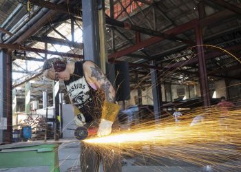 La artista noruega Signe Solberg trabaja en una de sus piezas, el 19 de mayo del 2023, en la galería Estudio 50, en La Habana (Cuba). Tres artistas de Noruega, España y Cuba dialogan estéticamente usando el hierro como elemento en una exposición conjunta que abre sus puertas este sábado en La Habana y que trasciende el arte para convertirse en un proyecto de conocimiento y cooperación. EFE/Yander Zamora