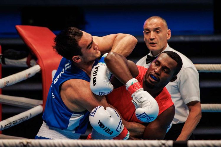 Julio César La Cruz (derecha) fue uno de los consagrados del equipo cubano que se quedó sin medallas en el Mundial de Tashkent. Foto: IBA.