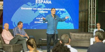 El embajador español en Cuba, Ángel Martín, habla durante el encuentro “Cómo hacer negocios con España”, realizado en La Habana y dedicado a las mipymes y los emprendores privados cubanos. Foto: Otmaro Rodríguez.