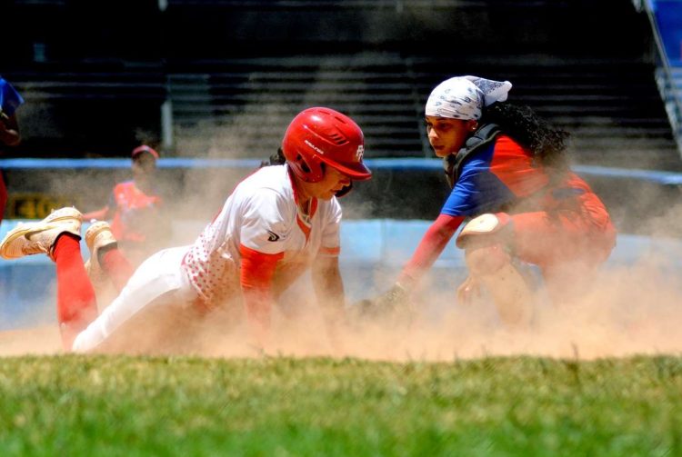 El béisbol femenino en Cuba tiene una historia centenaria, pero no fue hasta el presente siglo que encontró las condiciones ideales para comenzar lentamente la práctica organizada. Foto: Ricardo López Hevia.