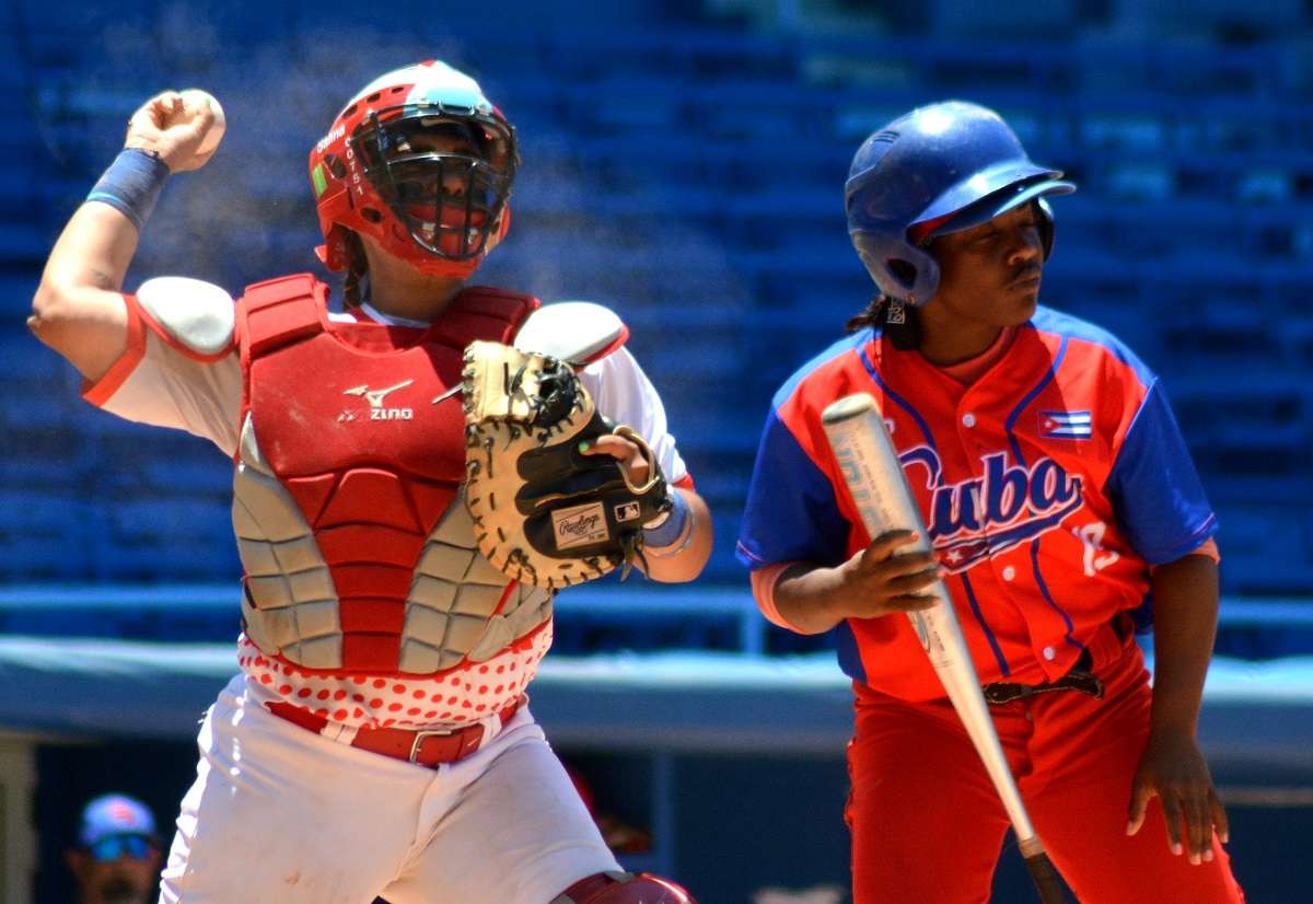 El béisbol femenino en Cuba tiene una historia centenaria, pero no fue hasta el presente siglo que encontró las condiciones ideales para comenzar lentamente la práctica organizada. Foto: Ricardo López Hevia.