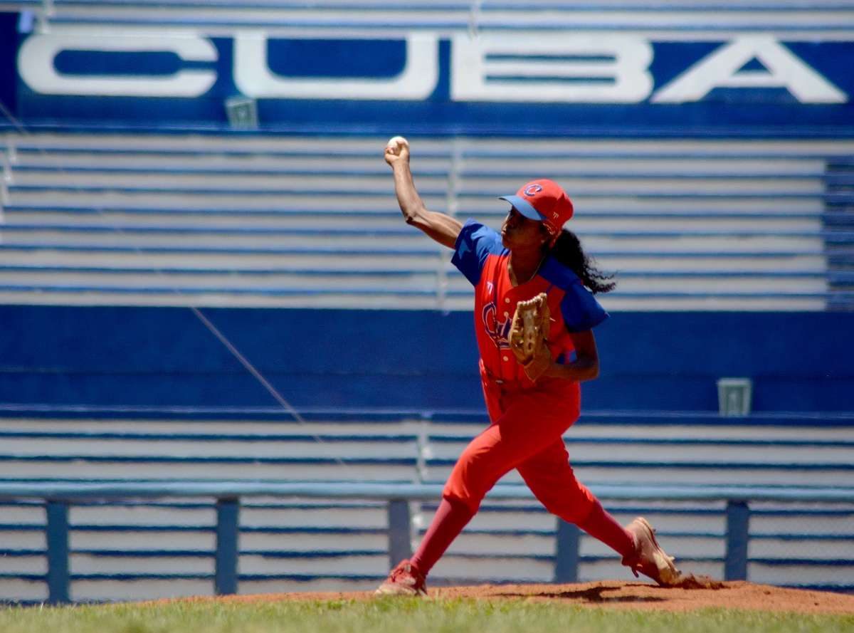 El béisbol femenino en Cuba tiene una historia centenaria, pero no fue hasta el presente siglo que encontró las condiciones ideales para comenzar lentamente la práctica organizada. Foto: Ricardo López Hevia.