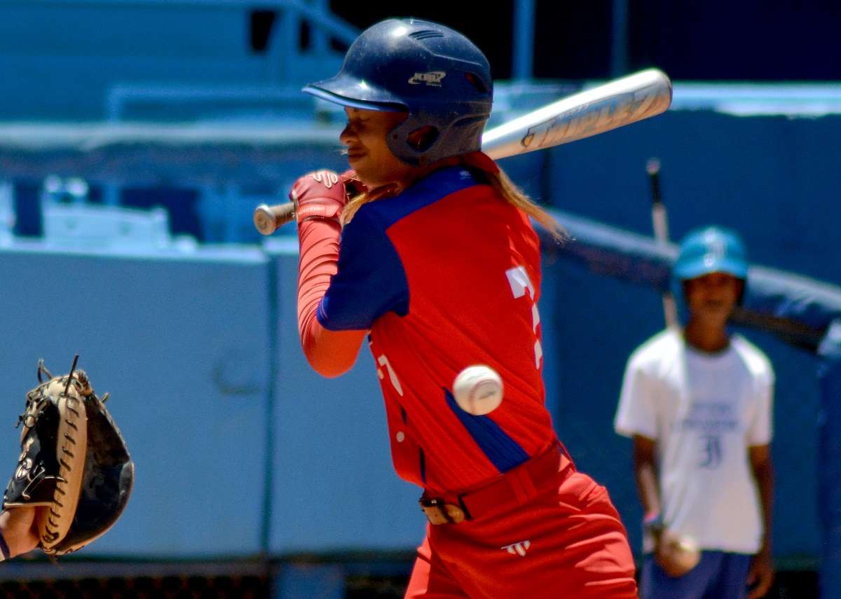 El béisbol femenino en Cuba tiene una historia centenaria, pero no fue hasta el presente siglo que encontró las condiciones ideales para comenzar lentamente la práctica organizada. Foto: Ricardo López Hevia.