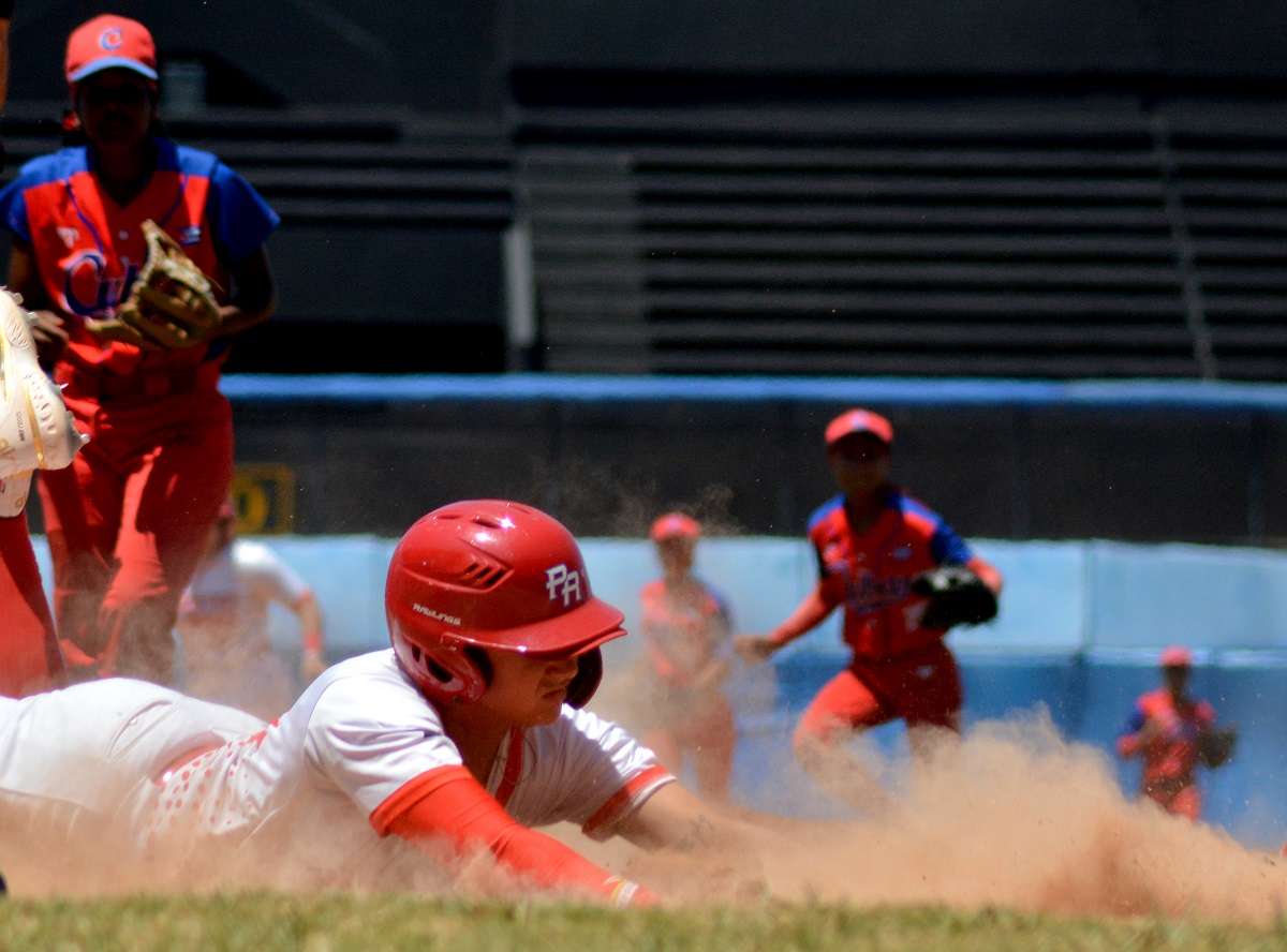 El béisbol femenino en Cuba tiene una historia centenaria, pero no fue hasta el presente siglo que encontró las condiciones ideales para comenzar lentamente la práctica organizada. Foto: Ricardo López Hevia.