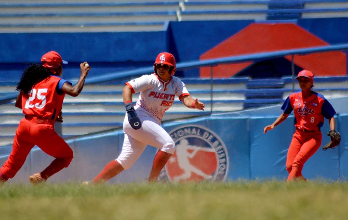 El béisbol femenino en Cuba tiene una historia centenaria, pero no fue hasta el presente siglo que encontró las condiciones ideales para comenzar lentamente la práctica organizada. Foto: Ricardo López Hevia.