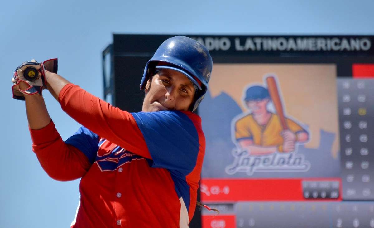 El béisbol femenino en Cuba tiene una historia centenaria, pero no fue hasta el presente siglo que encontró las condiciones ideales para comenzar lentamente la práctica organizada. Foto: Ricardo López Hevia.