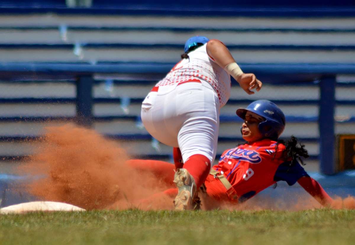 El béisbol femenino en Cuba tiene una historia centenaria, pero no fue hasta el presente siglo que encontró las condiciones ideales para comenzar lentamente la práctica organizada. Foto: Ricardo López Hevia.