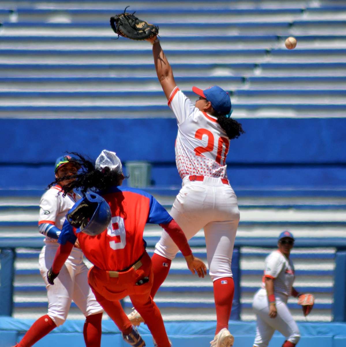 El béisbol femenino en Cuba tiene una historia centenaria, pero no fue hasta el presente siglo que encontró las condiciones ideales para comenzar lentamente la práctica organizada. Foto: Ricardo López Hevia.