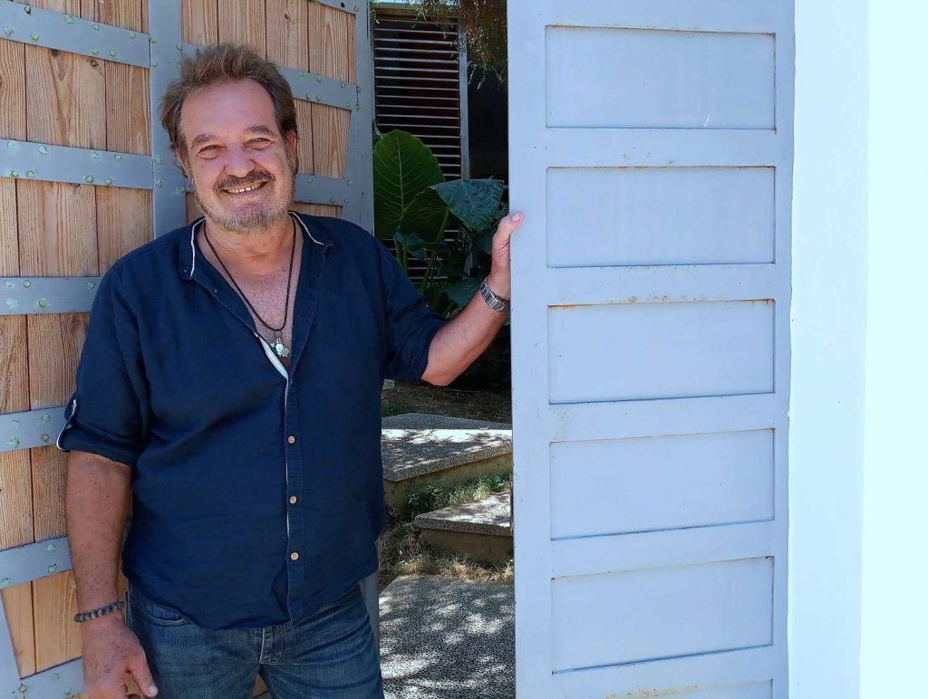 Jorge Perugorría en la puerta de su casa. Foto: Angel Marqués Dolz.