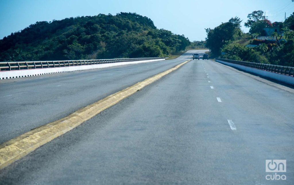 El Puente de Bacunayagua tiene 16 metros de ancho y cuatro carriles para el tráfico. Foto: Kaloian.