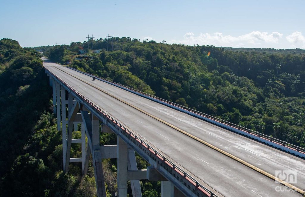  El puente tiene 313 metros de longitud y es el más alto del archipiélago con 110 metros sobre el nivel del mar. Foto: Kaloian.