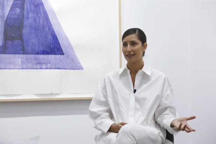 La artista cubana Rachel Valdés en una entrevista con la agencia EFE, a propósito de la apertura en Madrid de su muestra "Piscinas". Foto: Alejandro López / EFE.