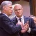 El presidente cubano Miguel Díaz-Canel (izq) y el vicepresidente del gobierno ruso, Dimitri Chernishenko, durante la clausura del foro empresarial Cuba- Rusia, en La Habana. Foto: Otmaro Rodríguez.