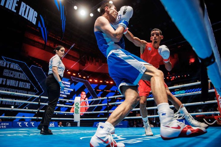 Saidel Horta (derecha) fue uno de los jóvenes boxeadores cubanos que llegó a la final del Mundial de Tashkent y también representará a Cuba en los Juegos Centroamericanos. Foto: IBA / Archivo.