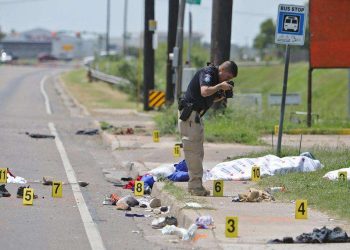 Un policía documenta evidencia en el lugar de los hechos. Foto: The Texas Tribune.