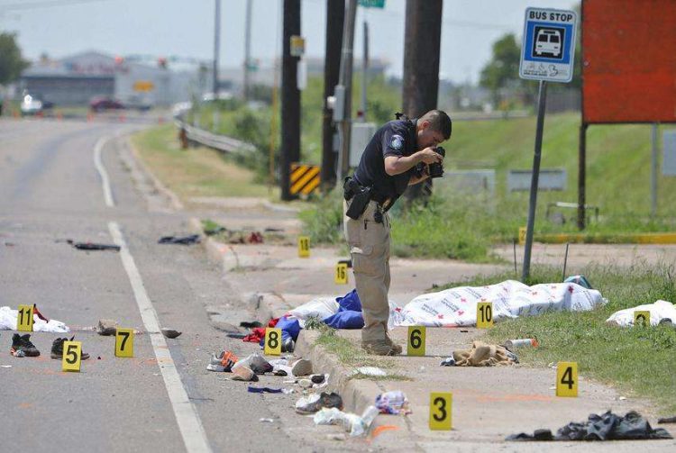 Un policía documenta evidencia en el lugar de los hechos. Foto: The Texas Tribune.