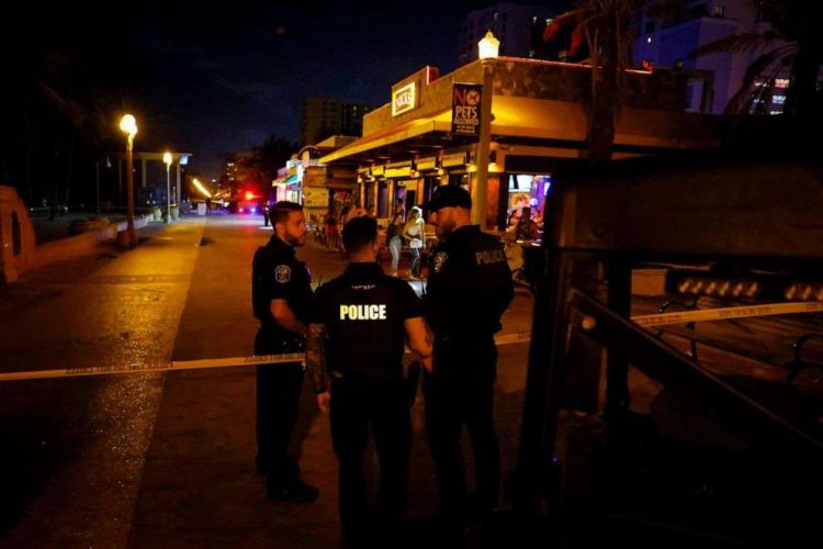 Autoridades en el lugar del tiroteo. Foto: ABC News.