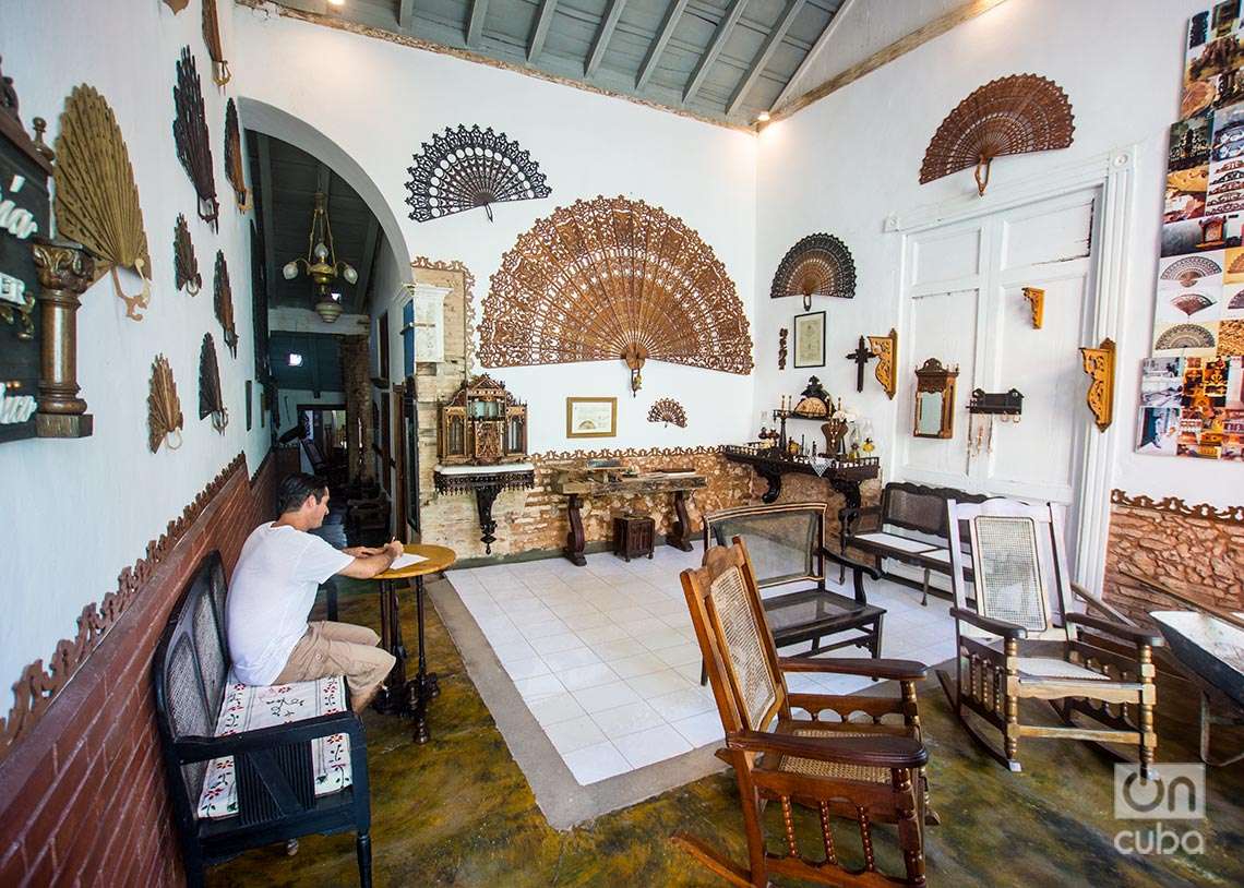 Variedad de abanicos adornan la sala de una casa colonial en Trinidad. Foto: Otmaro Rodríguez.