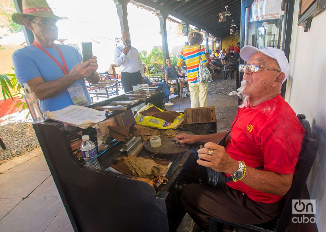 Torcedor de puros en un lugar conocido como Taberna la Cachánchara, en Trinidad. Foto: Otmaro Rodríguez.