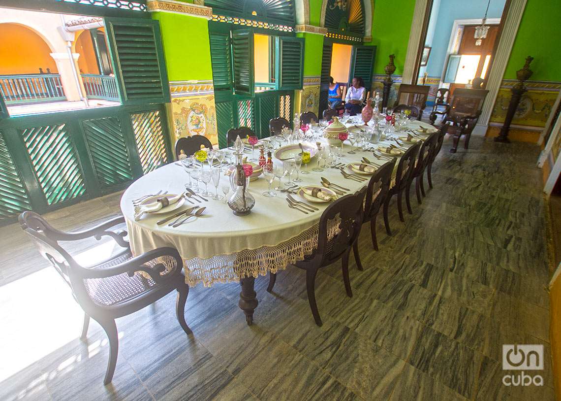 Comedor y cristalería fina en el Museo Romántico de Trinidad. Foto: Otmaro Rodríguez.