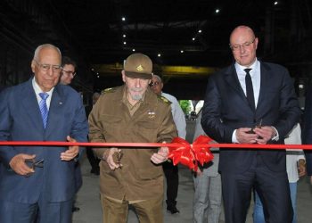 Ricardo Cabrisas, Ramiro Valdés y Dmitri Chernishenko en la inauguración. Foto: LUIS JIMENEZ ECHEVARRIA/ACN.