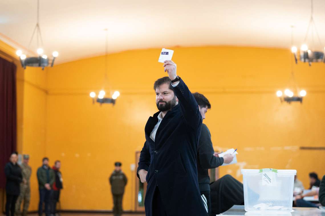 Fotografía cedida por la Presidencia de Chile del mandatario, Gabriel Boric, mientras participa en los segundos comicios constituyentes en Punta Arenas, este domingo. Foto: Presidencia de Chile / EFE.