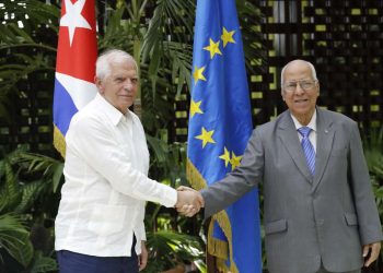 Ricardo Cabrisas (d), viceprimer ministro y ministro de Comercio Exterior cubano, saluda al alto representante de la Unión Europea (UE) para los Asuntos Exteriores, Josep Borrell, antes del inicio del III Consejo Conjunto entre la UE y Cuba, en La Habana. Foto: Ernesto Mastrascusa / EFE.